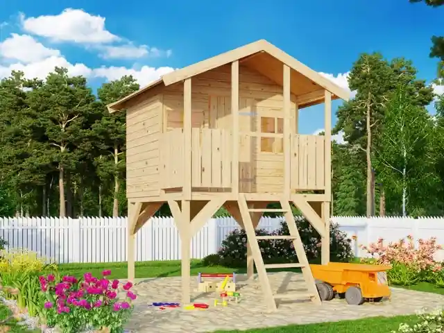 Ein Holzspielhaus steht im Garten mit Spielzeug davor, umgeben von Bäumen und Blumen.