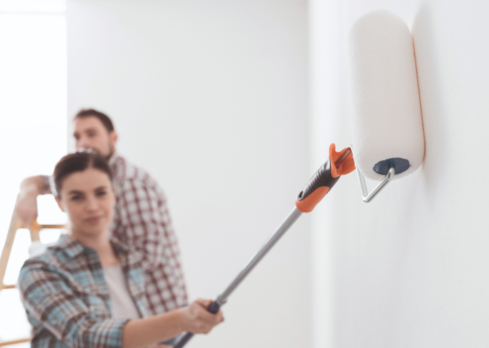 Weiße Wand wird gestrichen