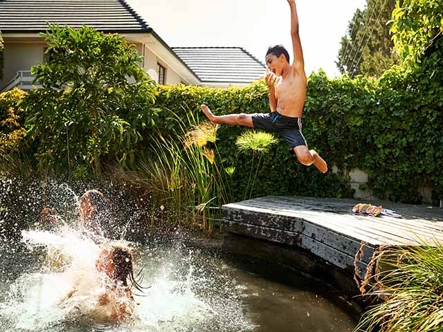 Teich mit schwimmenden Kindern