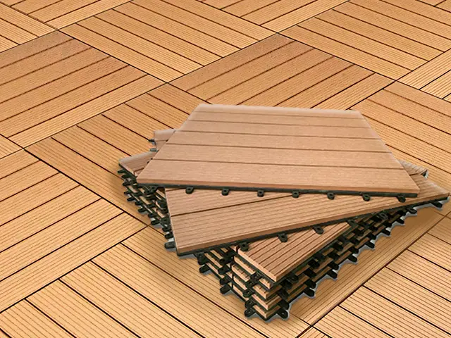 Ein Stapel Holzfliesen liegt auf einem gefliesten Boden.