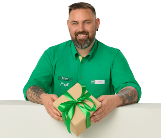 BayWa Profi hält ein Geschenk in der Hand