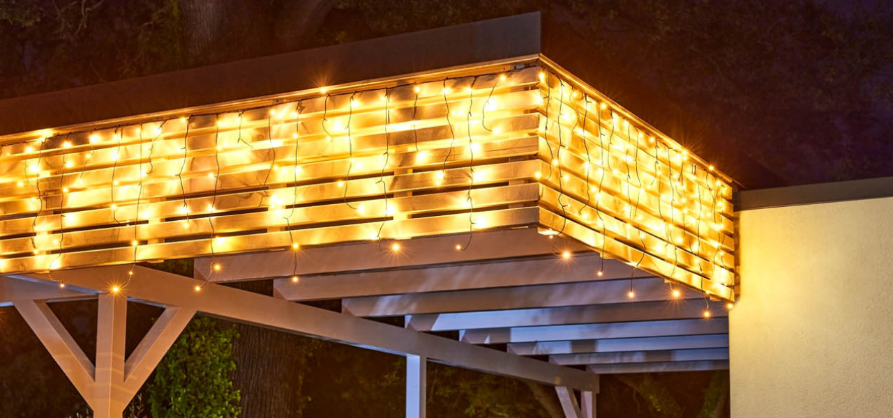 Lichterkette, draußen an einer Überdachung