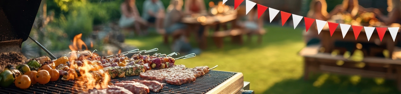 WM Gartenparty mit Fähnchen und Grill in Nahaufnahme