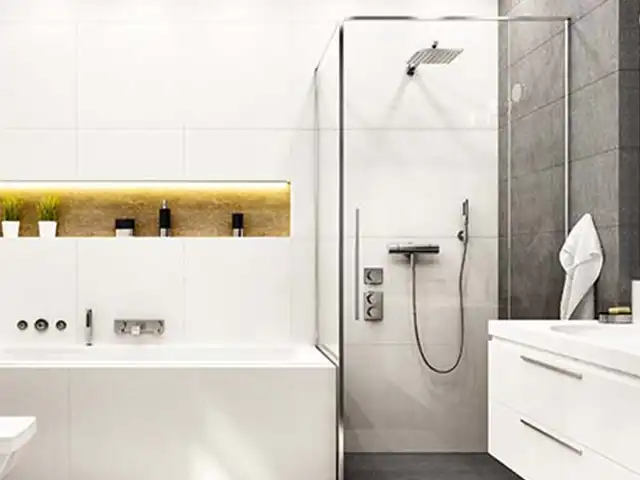 Eine modern gestaltete Dusche und Badewanne befinden sich in einem stilvollen, hellen Badezimmer.