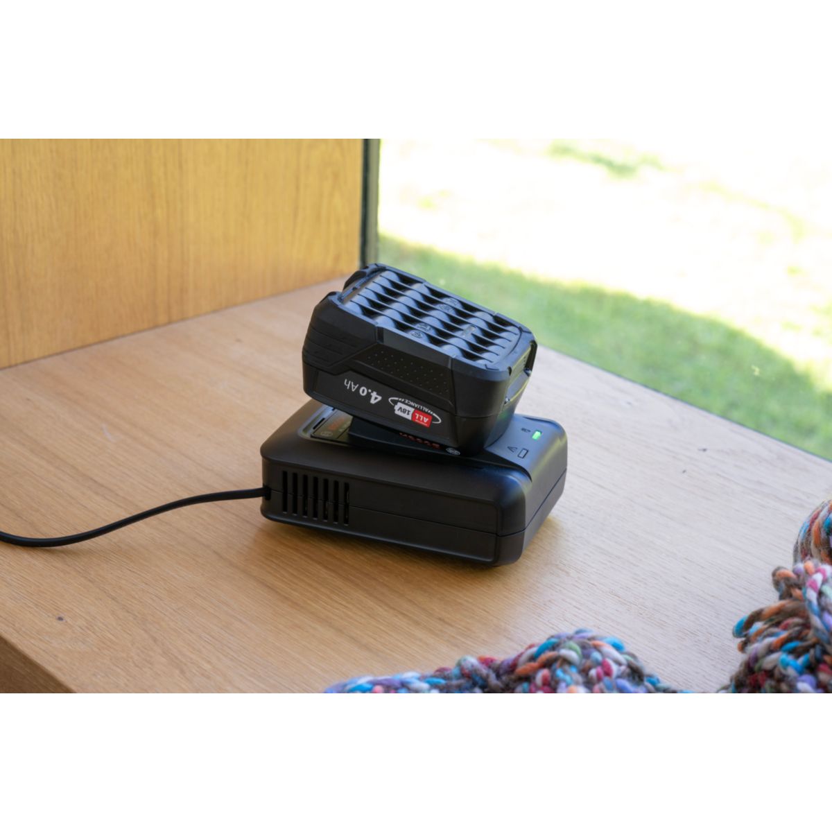 Bosch Akku Starter-Set 18V, 4,0 Ah Akku Ladegerät 18V-44 Bild 4