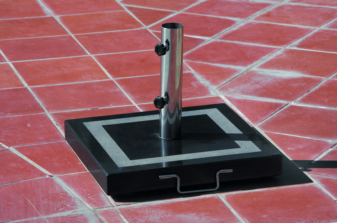 Schirmständer in schwarz auf roten Fliesen