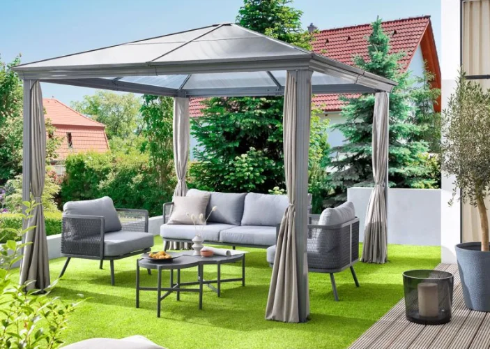 Moderner Pavillon von Haveson mit Vorhängen im Garten, darunter eine Loungegarnitur für entspannte Stunden im Freien.