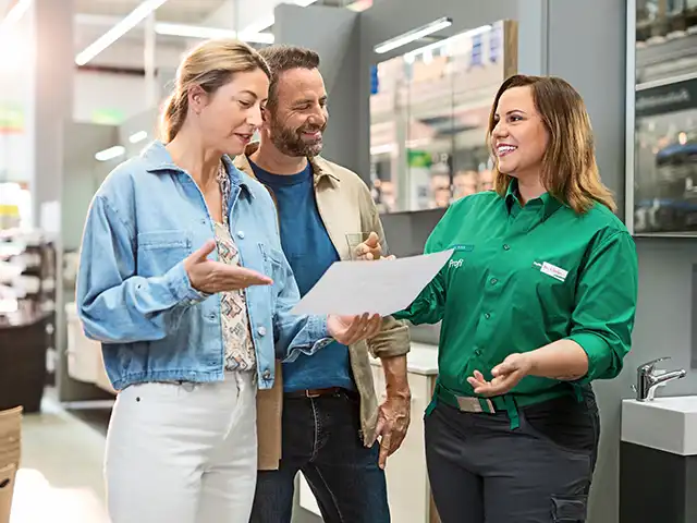 Profi berät ein Paar 