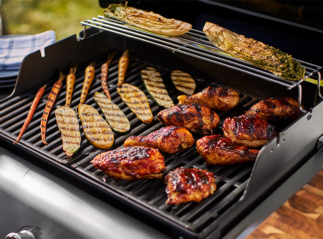 Gasgrill mit Gemüse und Fleisch auf dem Rost