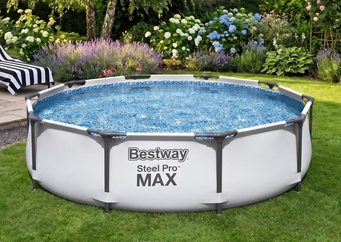 Bestway Pool in einem Garten im Sommer