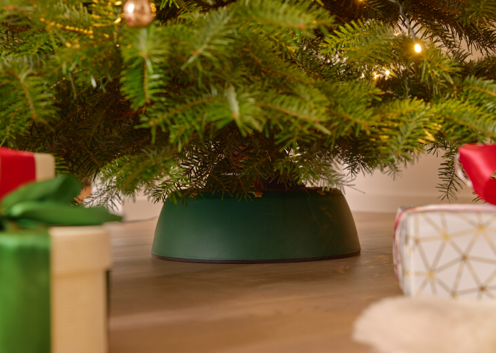 Weihnachtsbaumständer auf dem Boden 