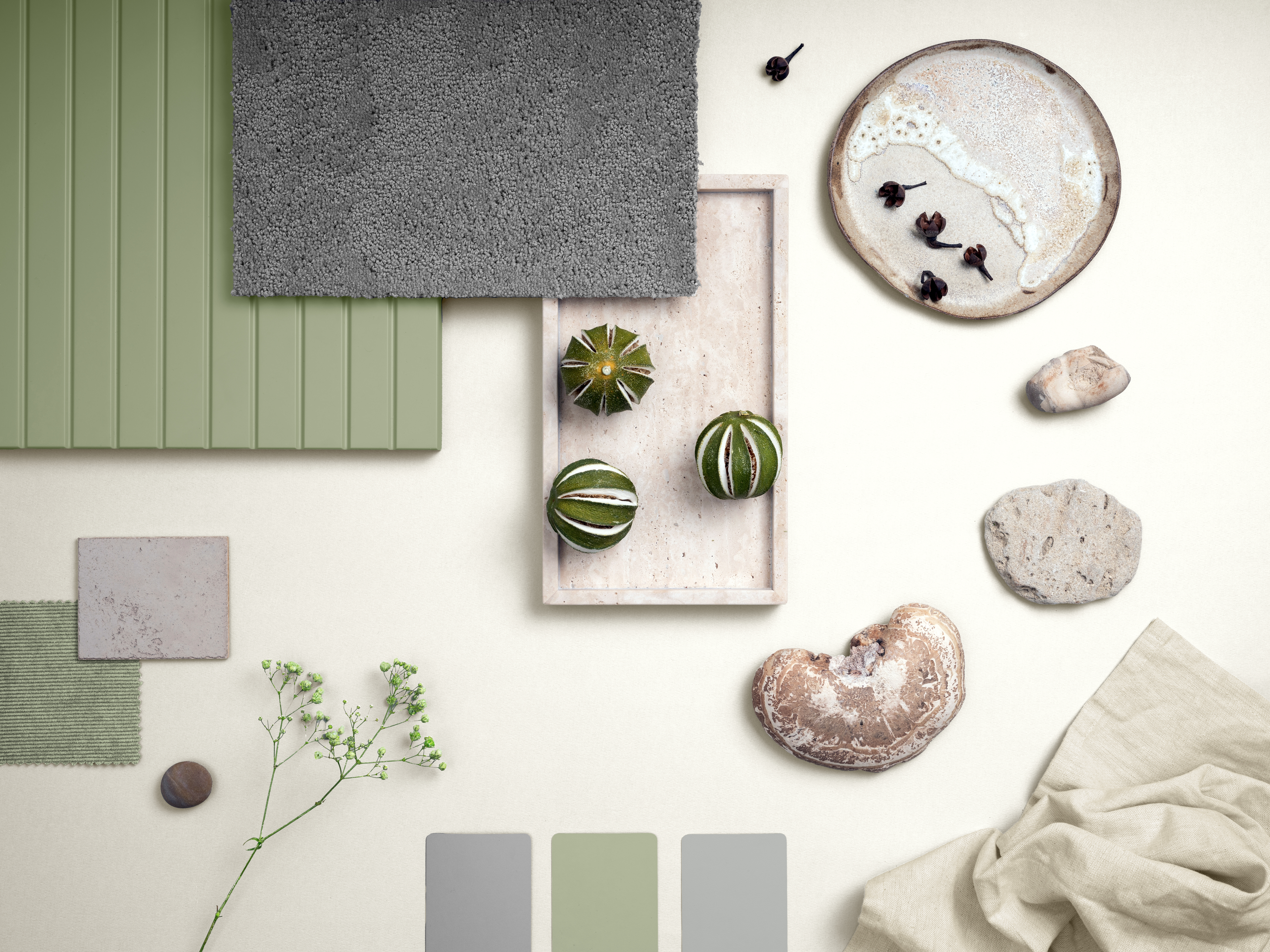 Heller Untergrund mit grünen Dekoelementen