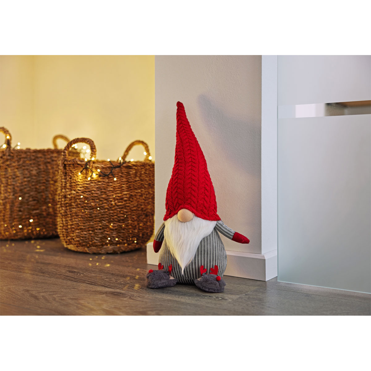 Wichtel mit Hausschuhen Stoff 20 x 16 x 46 cm grau-rot Bild 2