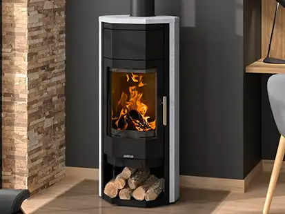 Kamin mit Holzscheiten im Wohnzimmer