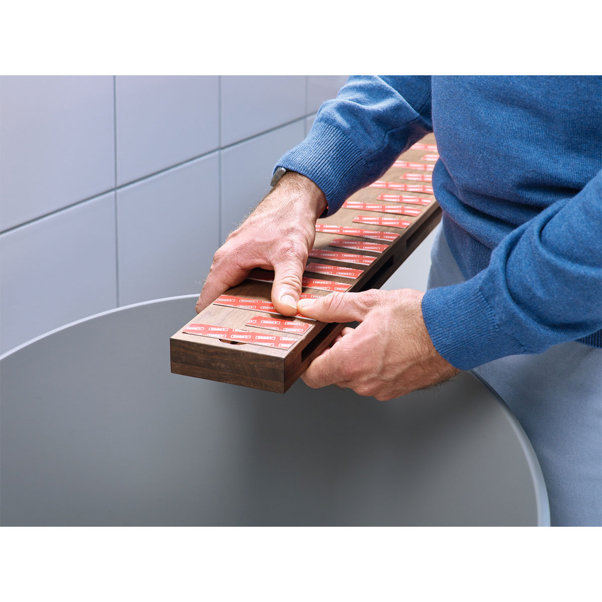 Tesa Montageband für Fliesen 5 m x 19 mm feuchtraumbeständig Bild 4