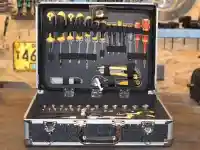 Ein geöffneter Werkzeugkoffer steht auf einer Werkbank, gefüllt mit Schraubendrehern und Werkzeugen.