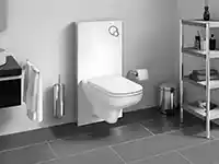 Ein hängendes WC ist in einem modernen Badezimmer mit Regalen und Handtuchhalter montiert.