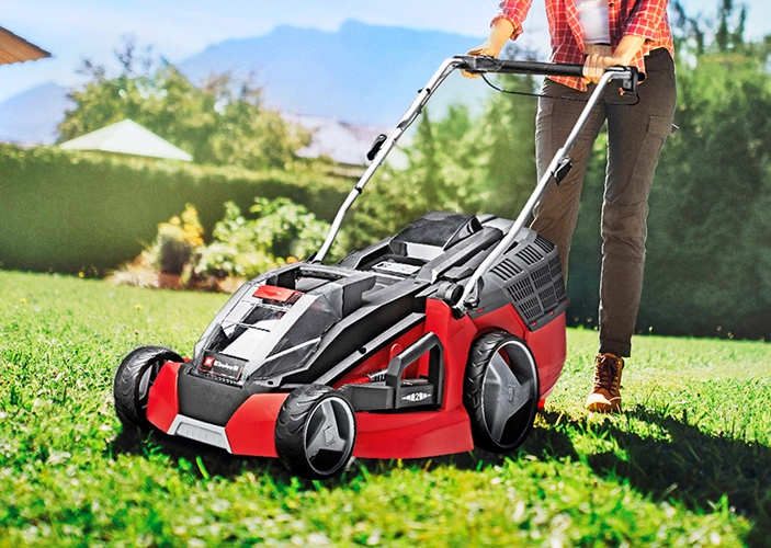 Roter Rasenmäher in einem Garten