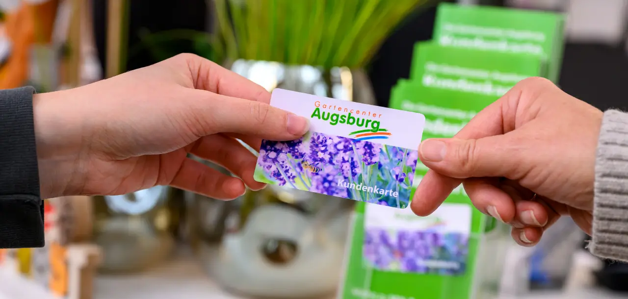 Frau hält die Gartencenter Augsburg Kundenkarte