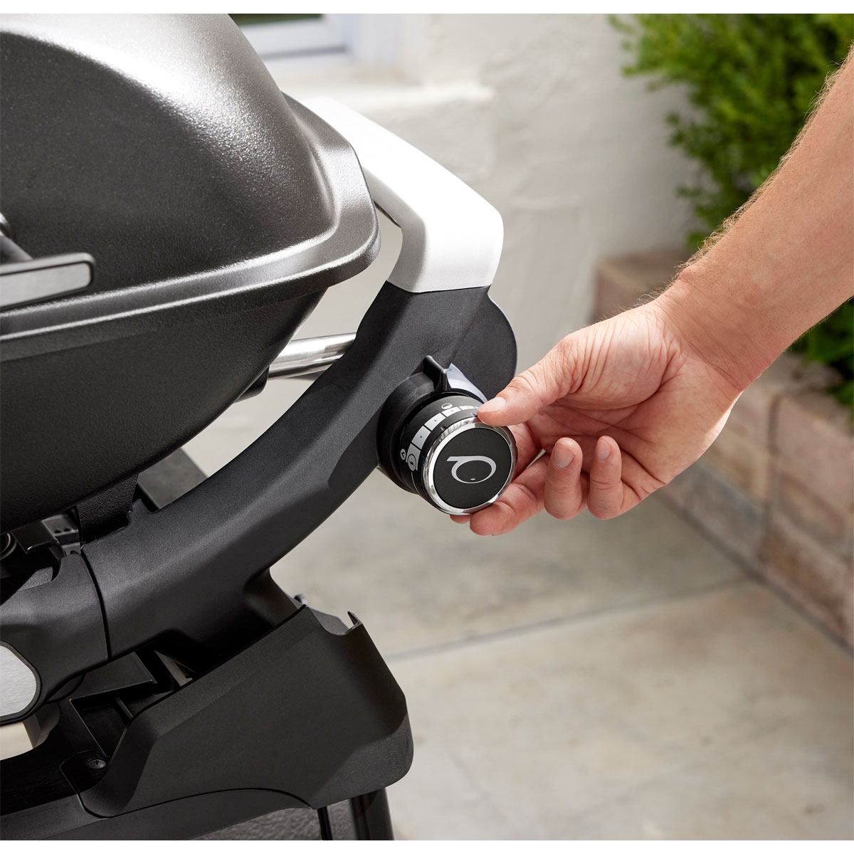 Weber  Gasgrill mit Rollwagen Q2200N Bild 4