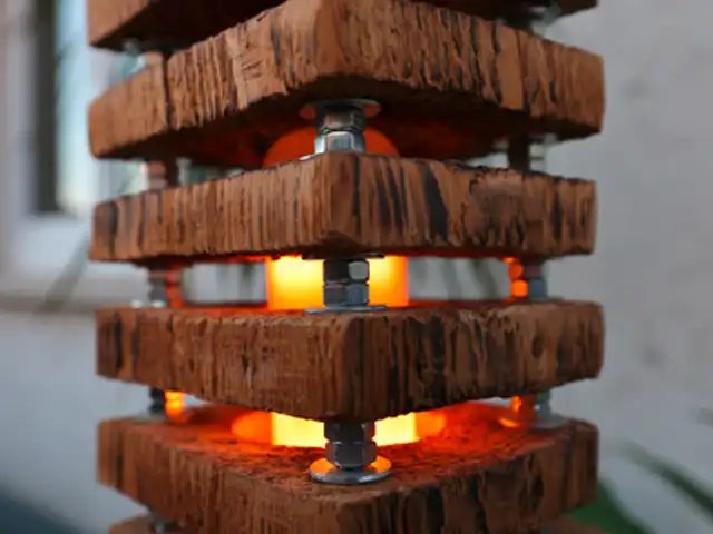 Eine kreative Holzlampe, die mit Schrauben verbunden ist, leuchtet in einer modernen Wohnumgebung.