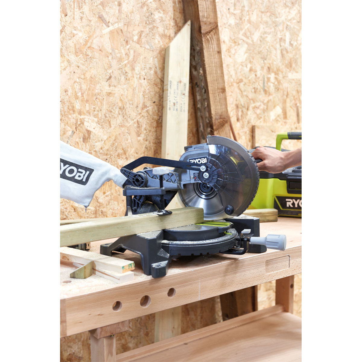 Ryobi  Akku-Kapp- und Gehrungssäge EMS190DCL ohne Akku und Ladegerät Bild 4