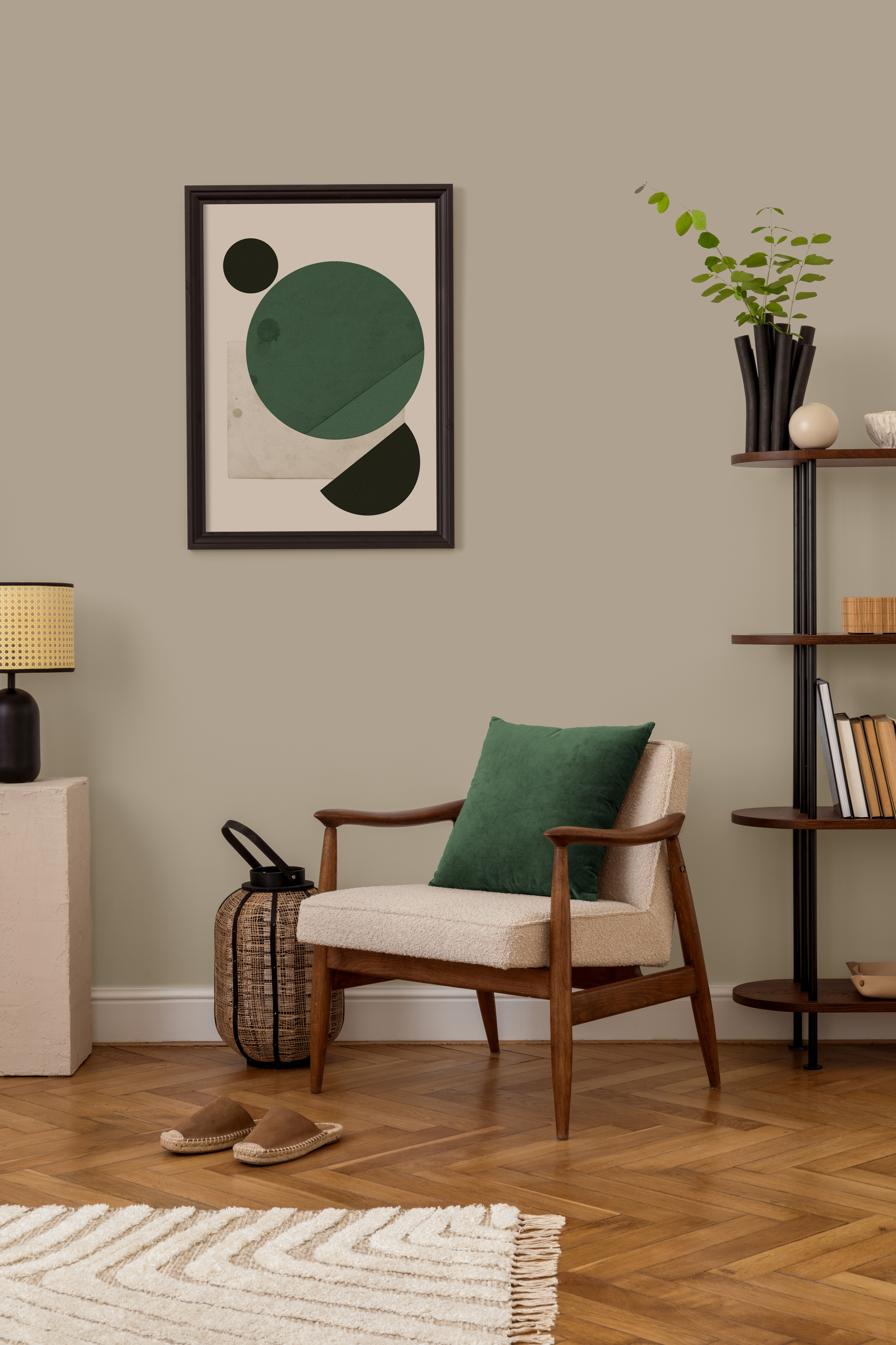 Sessel vor einer pastelgrünen Wand mit Holzboden.