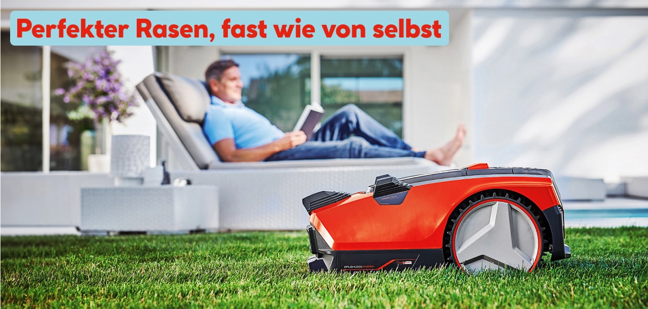 Mähroboter mäht den rasen in einem Garten