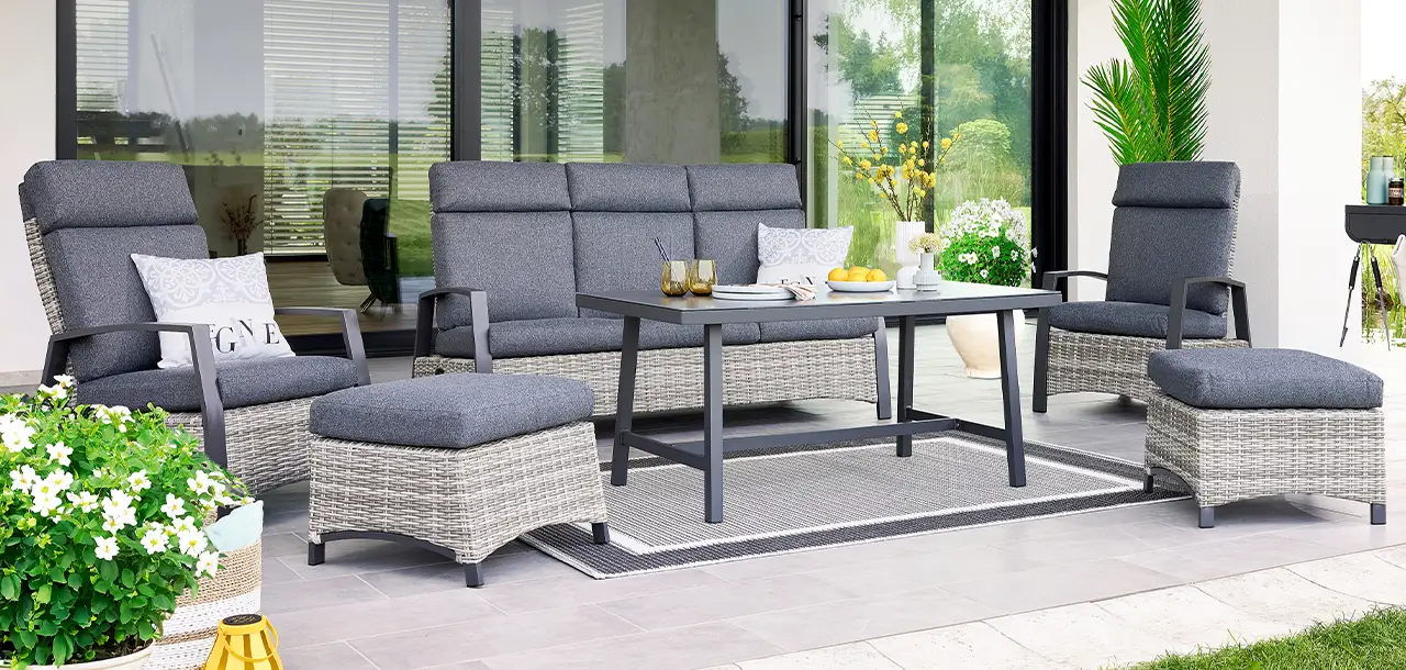 Gartenmöbel mit Rattangeflecht auf einer Terrasse