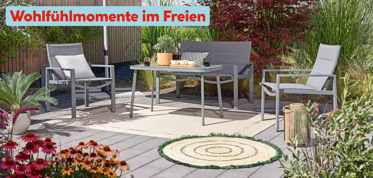 Gartenmöbel-Set in einem gemütlichen, sommerlichen Garten