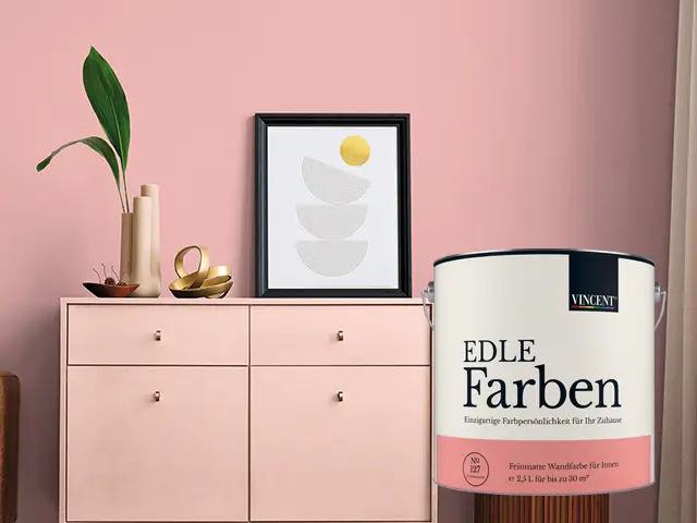 Edle farben von Vincent Rosa gestrichene Wand mit Kommode