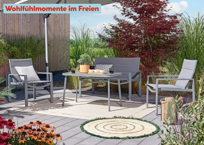 Gartenmöbel-Set in einem gemütlichen, sommerlichen Garten