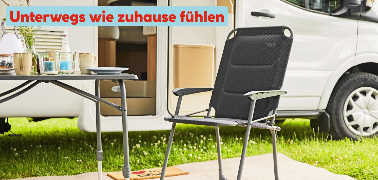 Campingstuhl vor Wohnwagen