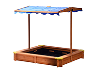 Ein hölzerner Sandkasten mit blauem Sonnendach.