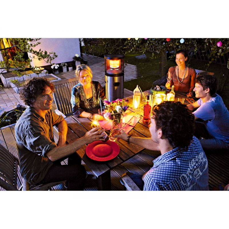 Mehrere Menschen die zusammen Essen und sich Unterhalten und dabei ein Gasheizstrahler an ist