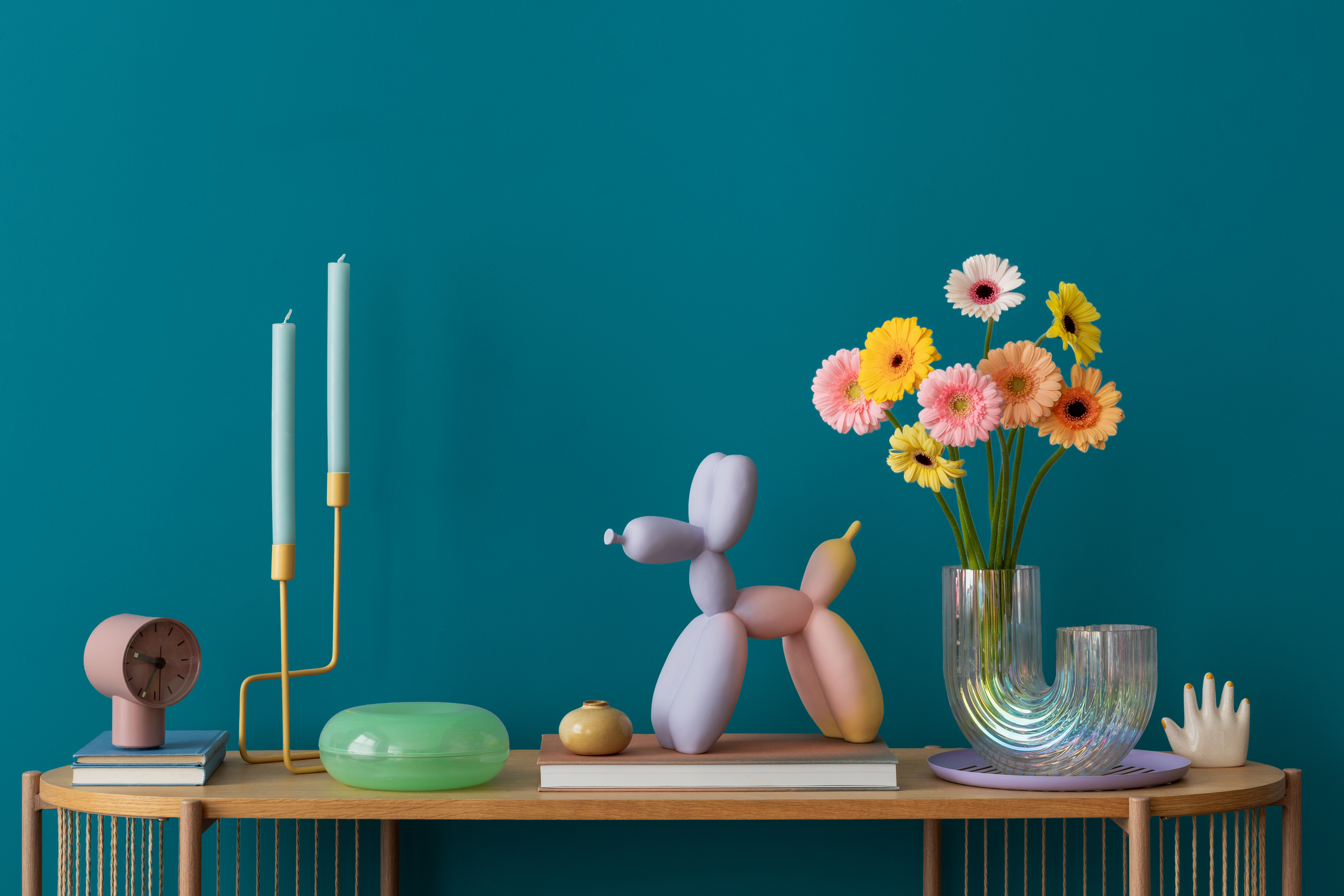 Blauer Hintergrund mit Dekorationen auf einer Kommode