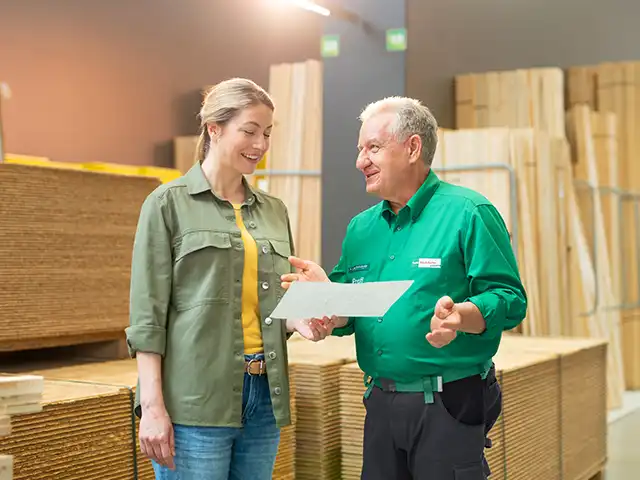 Profi berät Dame  zu Holz