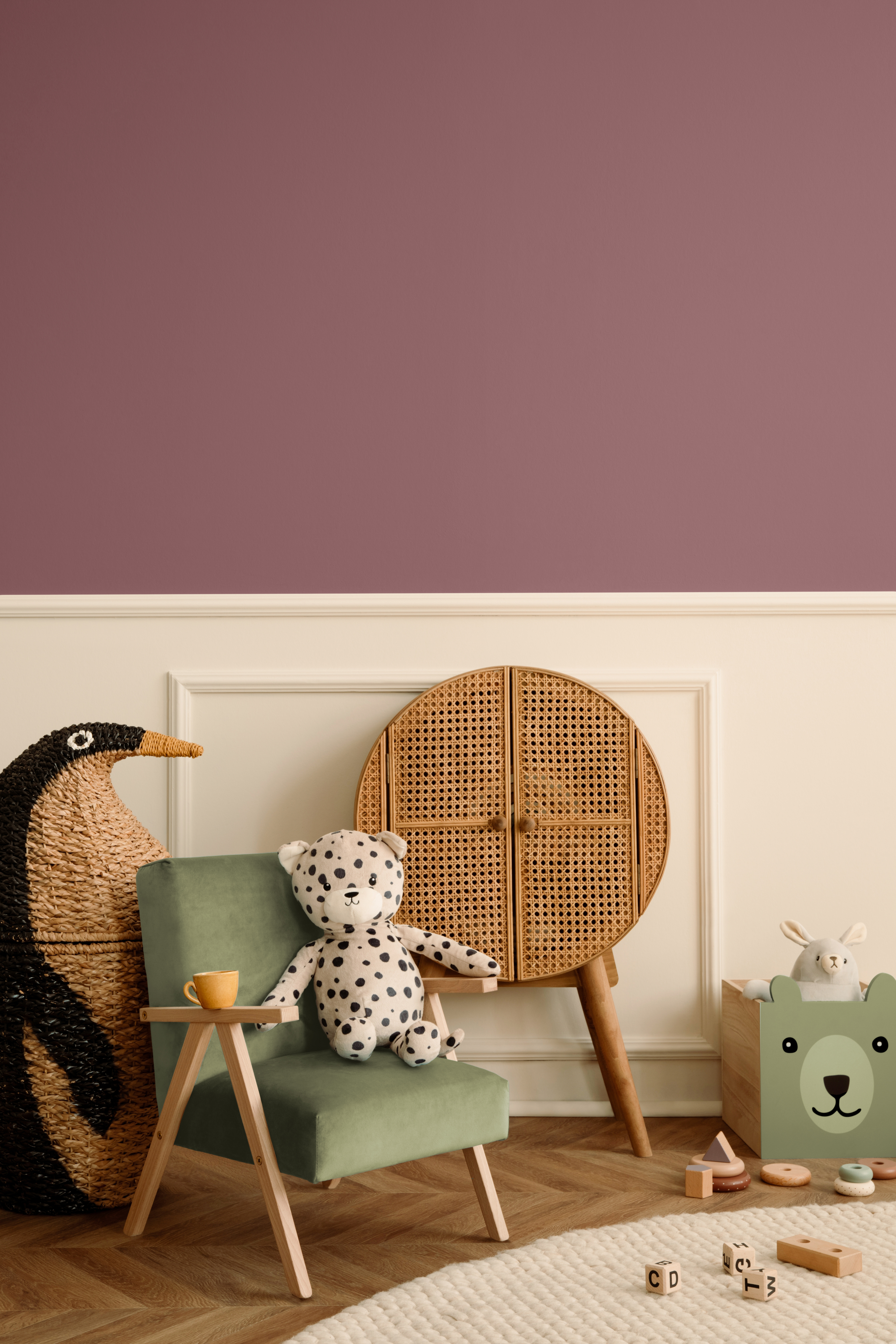 Rosa Kinderzimmerhintergrund mit Kindersessel & -Spielzeug