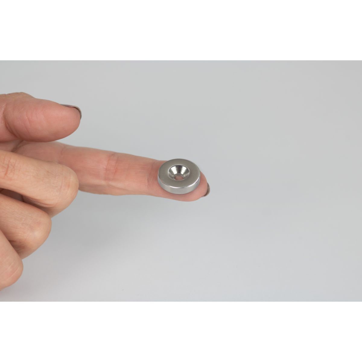 Magnet Neodym Ø 18 x 4mm, mit Senkbohrung Ø 4,5 mm, silber Bild 6