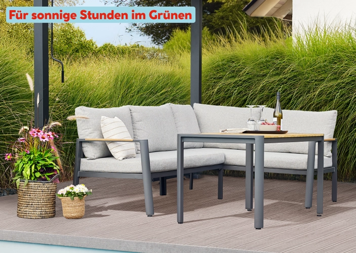 Moderne Lounge-Garnitur in einem Garten