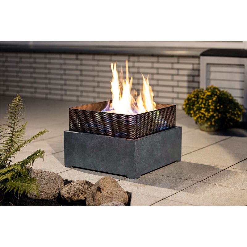 Eine Quadratische Feuerstelle die am brennen ist