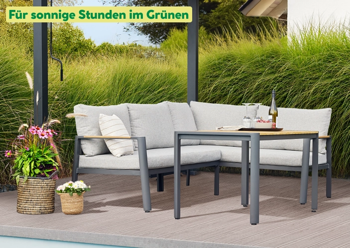 Moderne Lounge-Garnitur in einem Garten