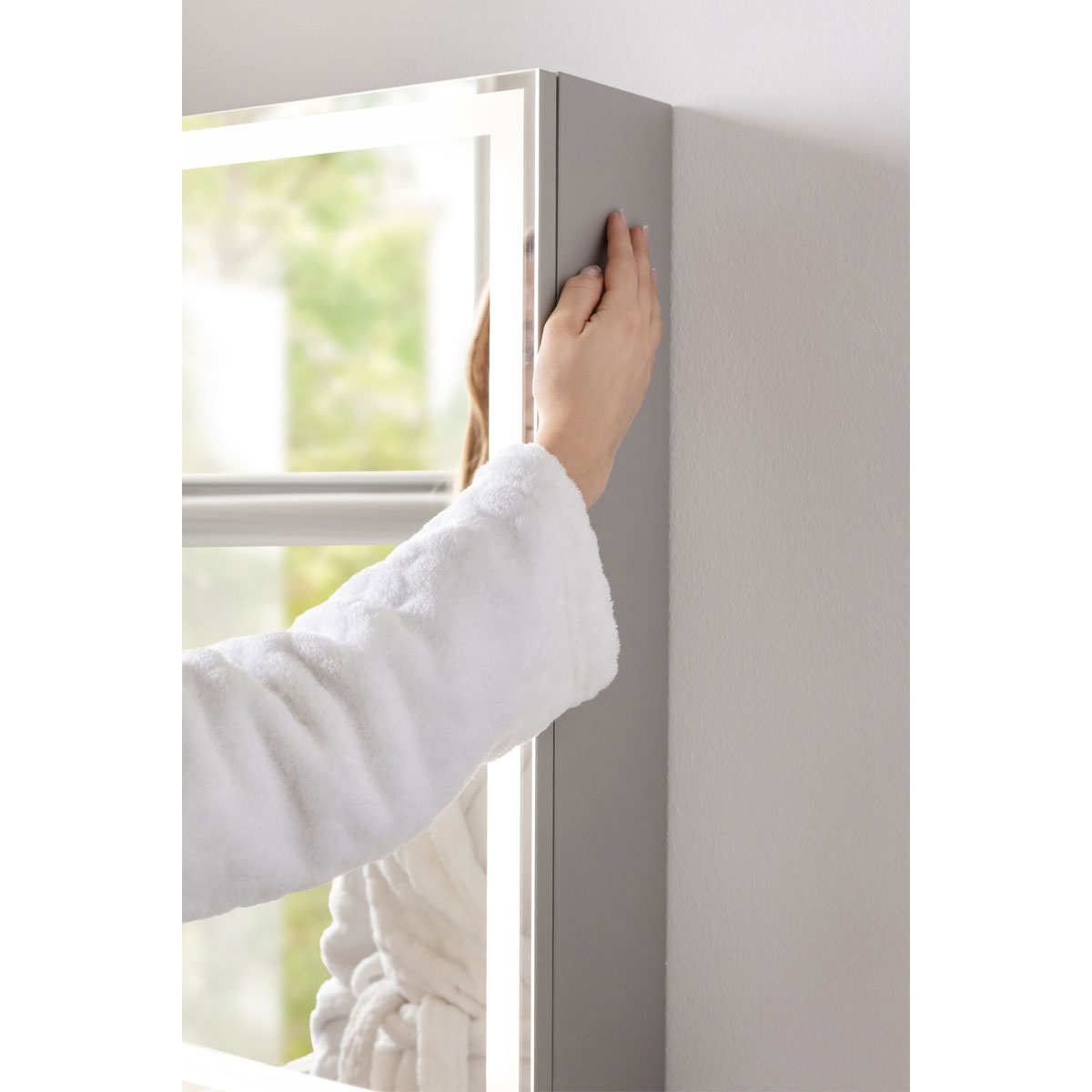 BADMOBIL Spiegelschrank FOTON 52 x 63 x 14 cm Tür rechts mit LED verdeckter Sensorschalter hellgrau Bild 4