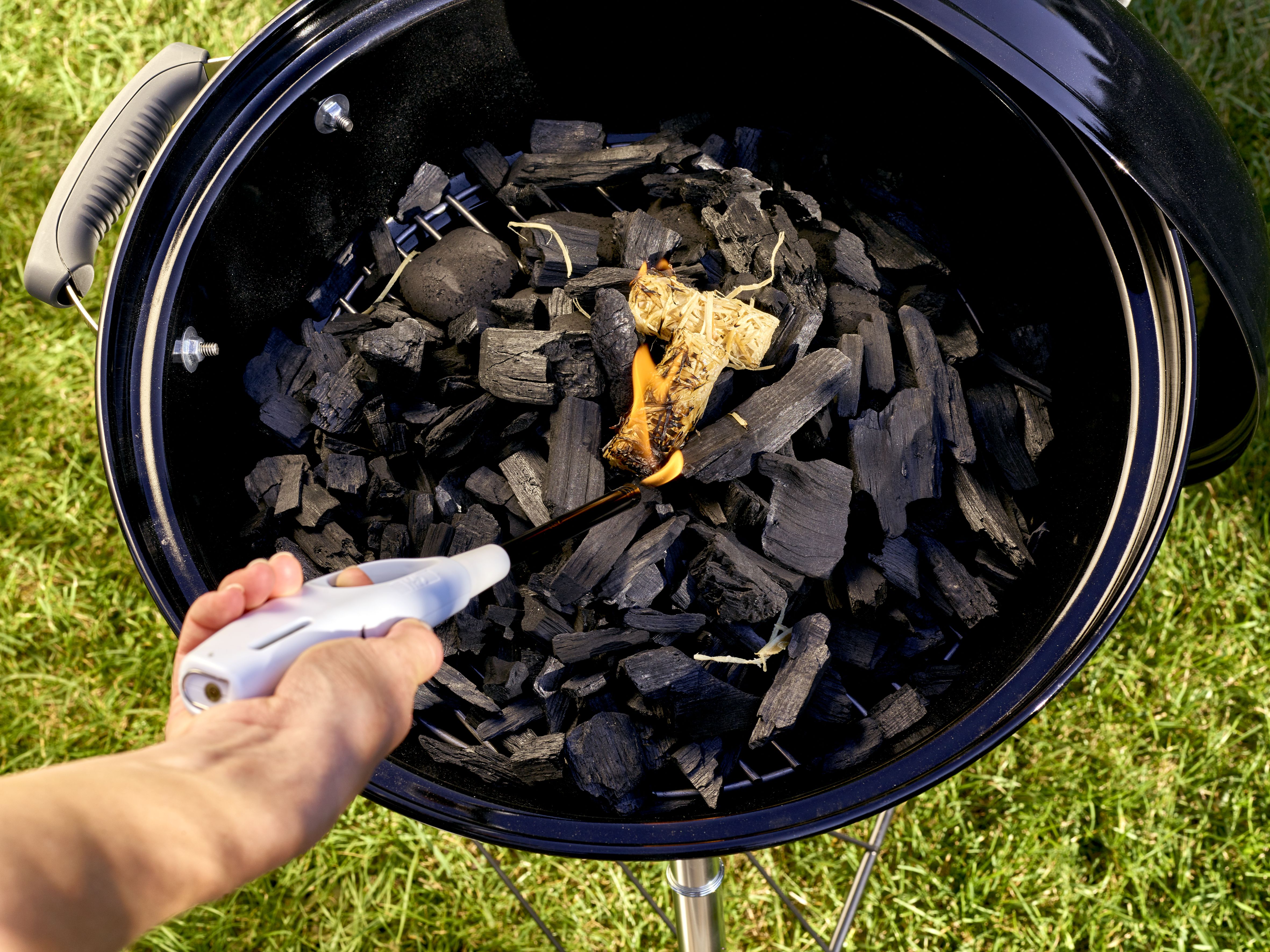 Gasanzünder mit Kugelgrill und Grillkohle