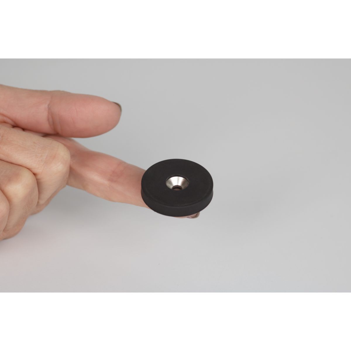 Suki Magnet Neodym mit Senkbohrung Ø 32 x 6 mm, gummiert, schwarz Bild 6