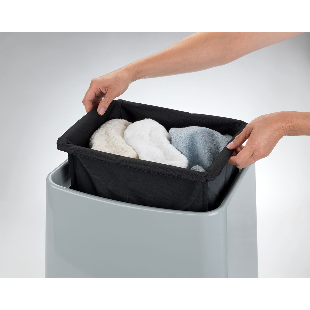 Wenko  2in1 Badhocker Wing Grau Badhocker mit herausnehmbarem Wäschesack Bild 2