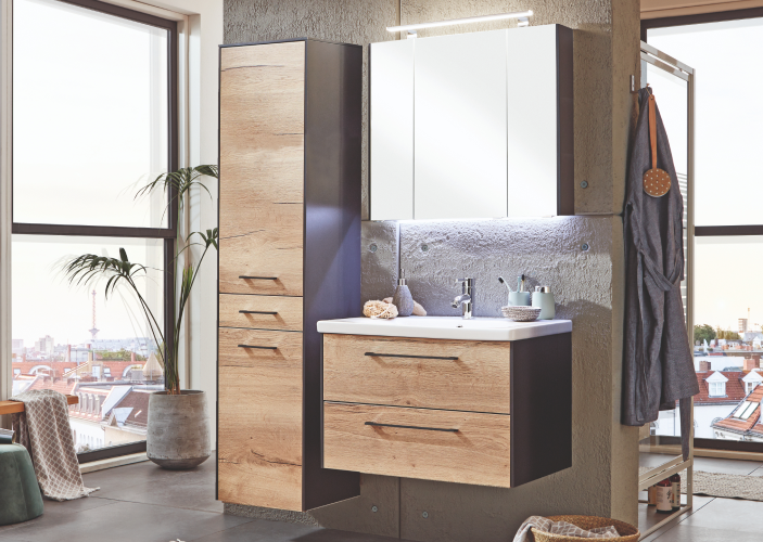 Moderne Badmöbel in Holzfarbe