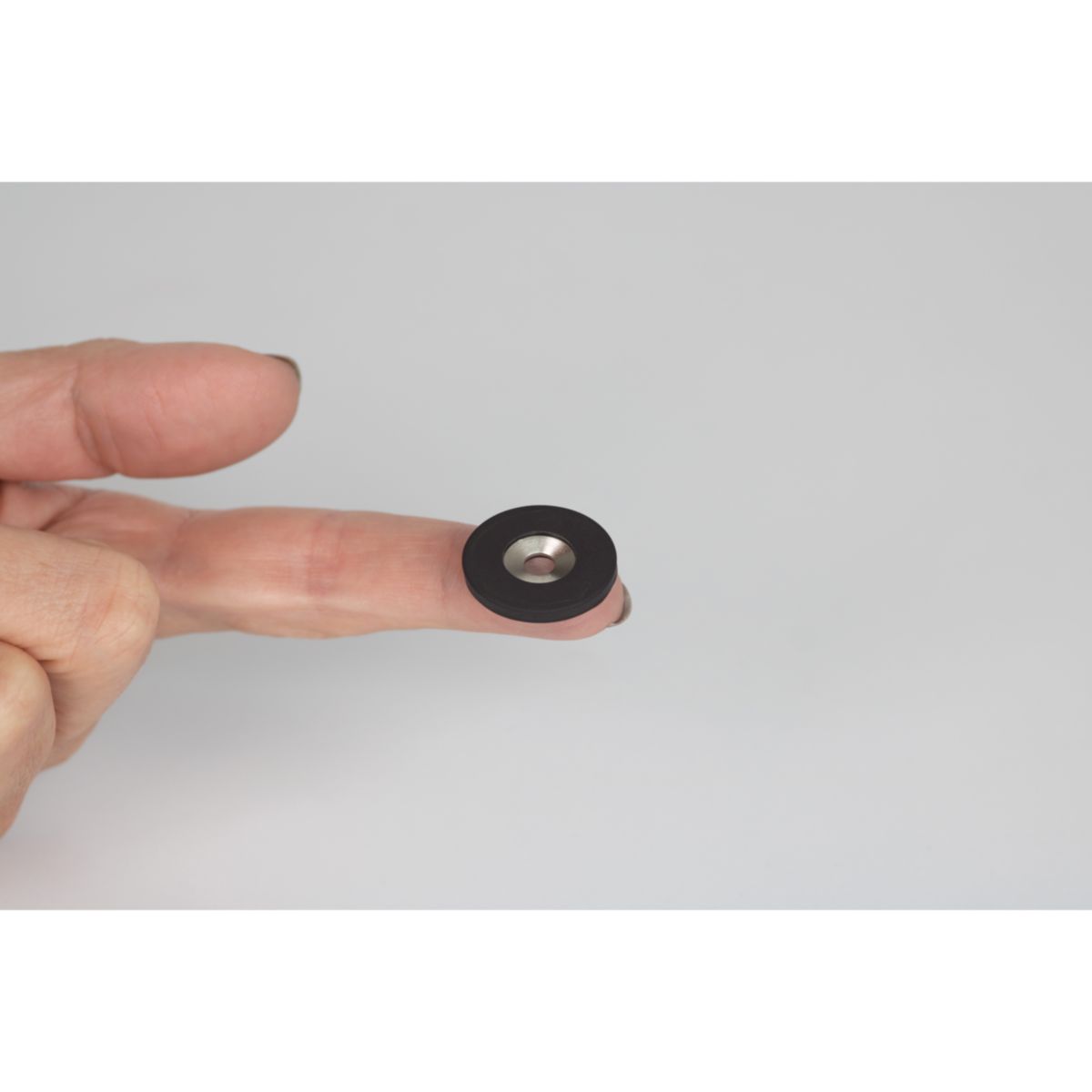 Suki Magnet Neodym mit Senkbohrung Ø 22 x 4 mm, gummiert, schwarz Bild 6