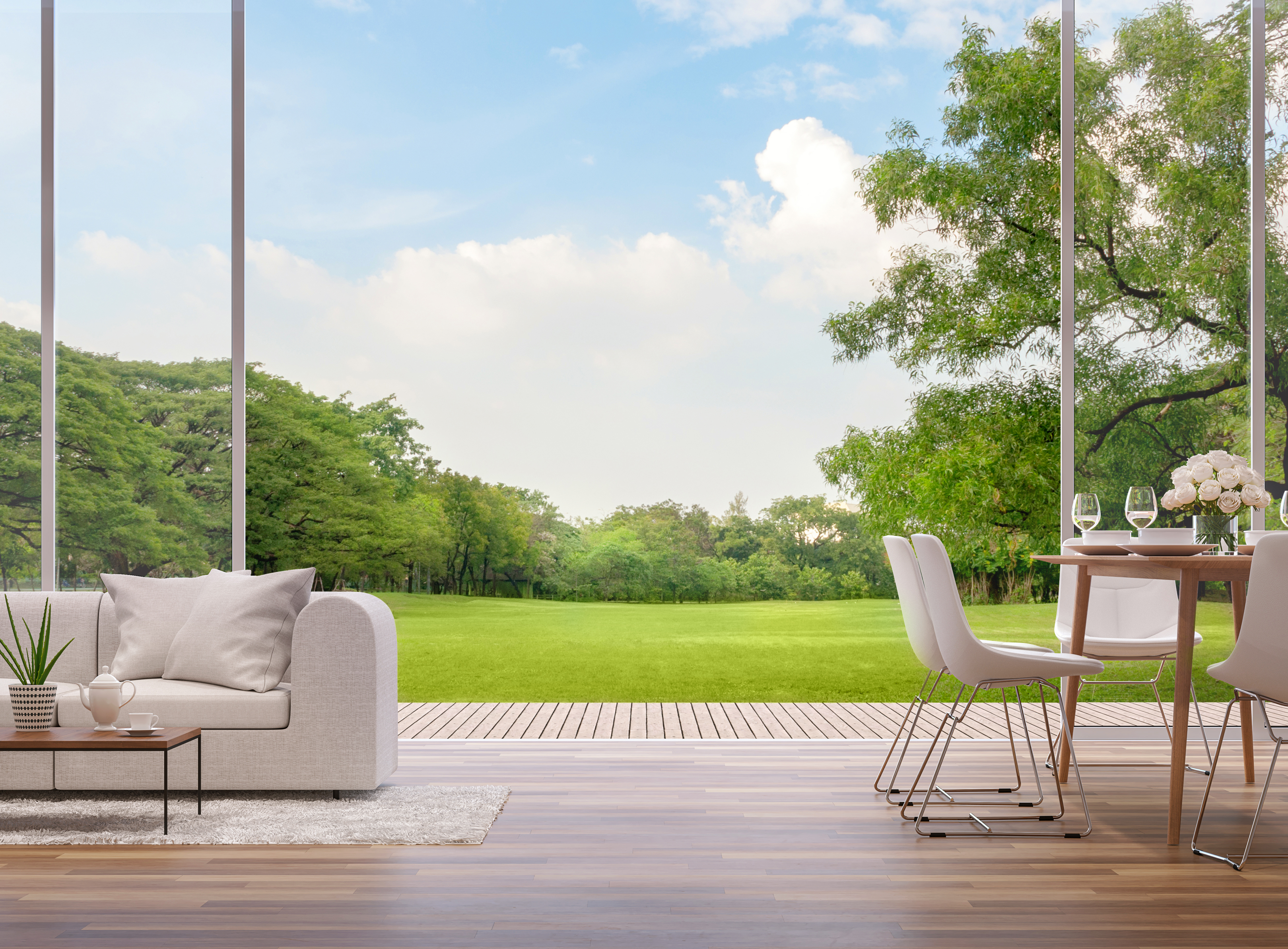 Holzterrasse mit Gartenmöbeln in beige
