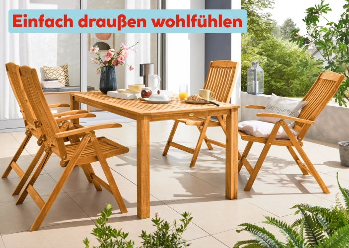 Gartenmöbel-Sitzgruppe aus Holz in einem garten